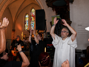 Clap your hands: Die evangelische Pastorin Alisa Mühlfried und der katholische Pastoralreferent Mathias Fuchs führen durch den Gottesdienst in der Kirche Wacken. Clap your hands: Die evangelische Pastorin Alisa Mühlfried und der katholische Pastoralreferent Mathias Fuchs führen durch den Gottesdienst in der Kirche Wacken.