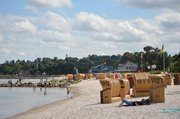 Strandkörbe in der Eckernförder Bucht, links das Wasser
