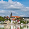 Die Borbyer Kirche an einem sonnigen Tag, Wasser im Vordergrund