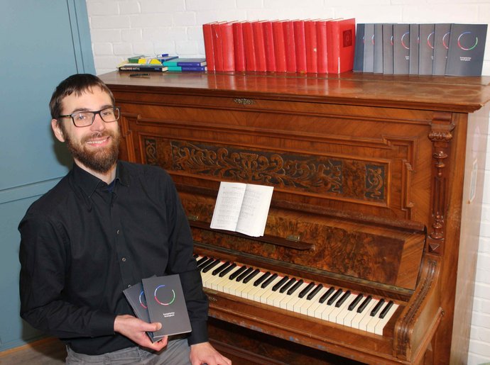 Kantor mit Probegesangbuch am Klavier