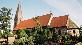 Borbyer Kirche, im Vordergrund Grabsteine