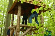 Türmchen aus Holz mit gedecktem Dach im Wald
