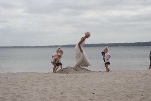 Tanja Sellere spielt während der Wartezeit mit ihren Drillingen am Strand. Tanja Sellere spielt während der Wartezeit mit ihren Drillingen am Strand.