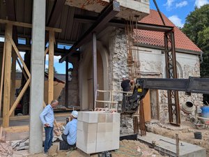 Durchblick: Nach dem Abbau der alten Steine kann man von außen durch das Kirchengebäude sehen.