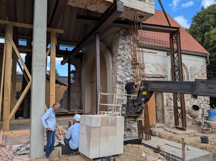 Durchblick: Nach dem Abbau der alten Steine kann man von außen durch das Kirchengebäude sehen.