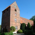 Kirche in Waabs mit mächtigem Turm