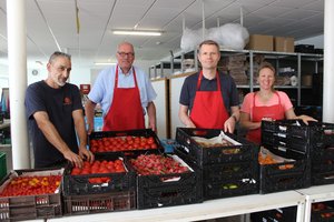 Sie sind bereit für die Ausgabe der Lebensmittel: der Ausgabeleiter der Tafel Daniel Zimmermann, der ehrenamtliche Koordinator der Tafel Holger Glimm, Propst Dennis Pistol und Sabine Willert von der Diakonie des Kirchenkreises Rendsburg-Eckernförde (v. links).