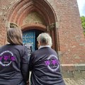 Die Kirche in Wacken ist offen: Mitarbeitende helfen bei der Open Church.