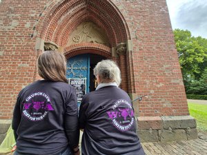 Die Kirche in Wacken ist offen: Mitarbeitende helfen bei der Open Church. Die Kirche in Wacken ist offen: Mitarbeitende helfen bei der Open Church.