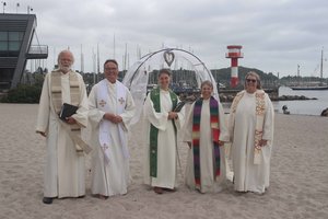 Das Trau- und Segenteam: Pastor Ullrich Schiller, Pastor Michael Jordan, Pastorin Annika Tittes, Pastorin Brigitte Gottuk und Diakonin Sabine Klüh (von links) Das Trau- und Segenteam: Pastor Ullrich Schiller, Pastor Michael Jordan, Pastorin Annika Tittes, Pastorin Brigitte Gottuk und Diakonin Sabine Klüh (von links)