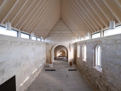 Blick ins Innere der Kirche mit Apsis 