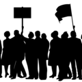 Schattenriss von Menschen mit Fahnen und Schildern