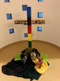 Gestaltetes Kreuz zu Ostern