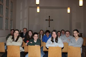 Jugendliche sitzen in der Jugendkirche.