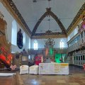 Kirchraum der Christkirche, in Regenbogenfarben beleuchtet und geschmückt
