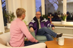 Notfallseelsorger im Gespräch mit einer Dame