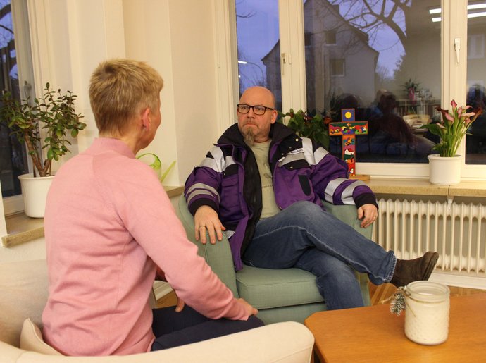 Notfallseelsorger im Gespräch mit einer Dame