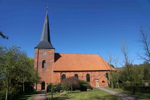 Ein Kirchgebäude in der Sonne-