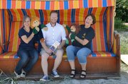 Drei Menschen, zwei Handpuppen, Strandkorb