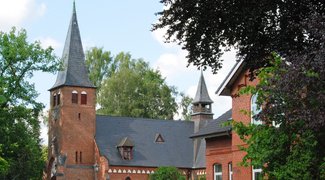 Aukruger Kirche, rechts vorne weiteres Gebäude des Ensembles