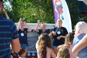Drei Menschen singen und gestikulieren
