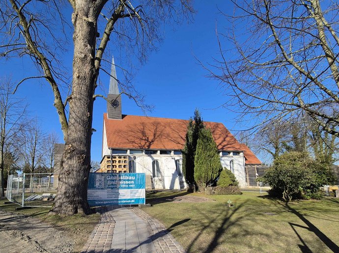 Kirche mit Baugerüst