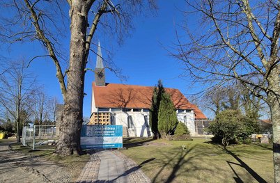 Kirche mit Baugerüst