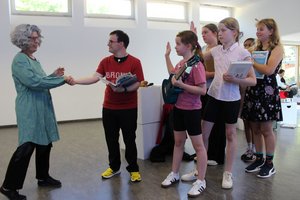 Die Gruppe reist in die Vergangenheit, in der noch Bücher und Musik eine große Rolle spielen. Die Gruppe reist in die Vergangenheit, in der noch Bücher und Musik eine große Rolle spielen.