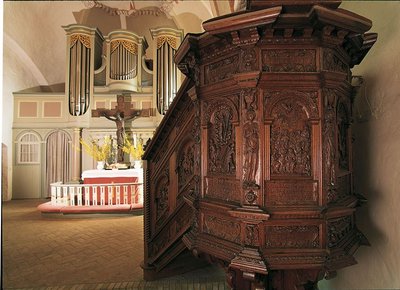 Altar und Kanzel in der Siesebyer Kirche