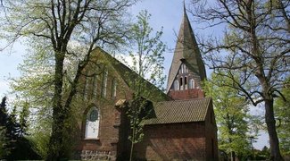 Der Frühling zeigt zartes Grün rund um die Gettorfer St. Jürgen Kirche