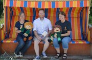 Drei Menschen, zwei Handpuppen, Strandkorb