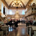 Blick in den mit Menschen gefüllten Altarraum einer Kirche