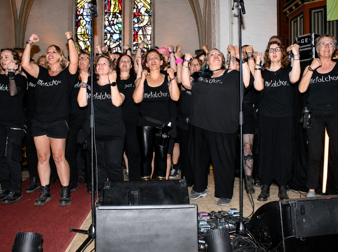 Mit ganzem Körpereinsatz: Der Metalchor e.V. singt Rock- und Metalsongs in Chorversionen.
