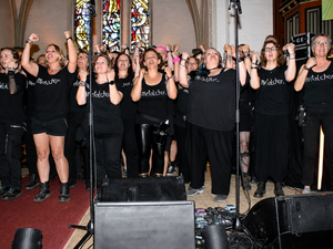 Mit ganzem Körpereinsatz: Der Metalchor e.V. singt Rock- und Metalsongs in Chorversionen. Mit ganzem Körpereinsatz: Der Metalchor e.V. singt Rock- und Metalsongs in Chorversionen.