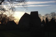 Waabser Kirchenumriss vor Abendhimmel