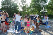 Eine Gruppe Kinder steht im Kreis