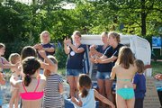Eine Gruppe Kinder singt und gestikuliert