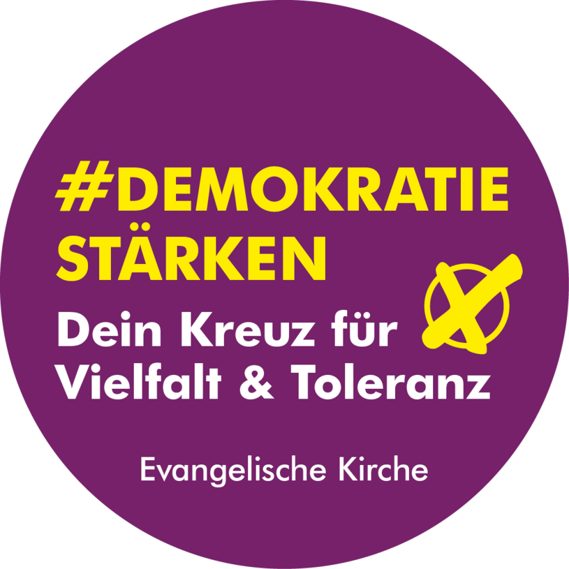 Das Logo der Aktion #Demokratie stärken der Nordkirche. Weiß auf lila steht da noch geschrieben "Dein Kreuz für Vielfalt und Toleranz"