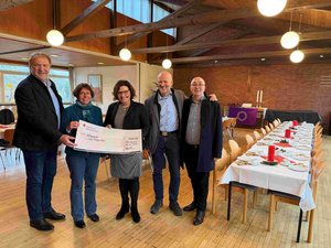 Spendenübergabe als Grund zur Freude: (von links) Pastor Rainer Karstens, Pastorin Claudia Heynen, Bürgermeisterin Janet Sönnichsen sowie Jan Homfeld und Niko Pavlovic von der Neuwerker Scheiben-Schützen-Gilde.