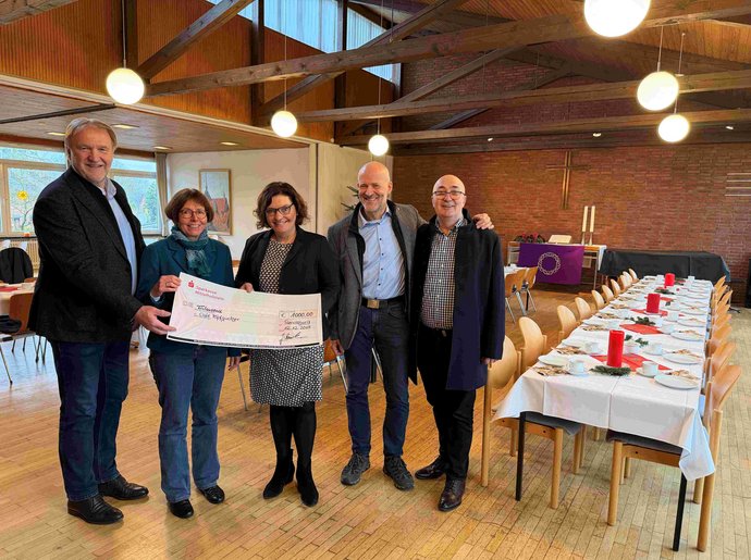 Spendenübergabe als Grund zur Freude: (von links) Pastor Rainer Karstens, Pastorin Claudia Heynen, Bürgermeisterin Janet Sönnichsen sowie Jan Homfeld und Niko Pavlovic von der Neuwerker Scheiben-Schützen-Gilde. Spendenübergabe als Grund zur Freude: (von links) Pastor Rainer Karstens, Pastorin Claudia Heynen, Bürgermeisterin Janet Sönnichsen sowie Jan Homfeld und Niko Pavlovic von der Neuwerker Scheiben-Schützen-Gilde.