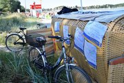 Zwei Fahrräder hinter einem Strandkorb im Strandgras