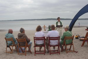 Mit Blick aufs Wasser: Pastorin Annika Tittes traut ein Paar, das Gäste mitgebracht hat. Mit Blick aufs Wasser: Pastorin Annika Tittes traut ein Paar, das Gäste mitgebracht hat.