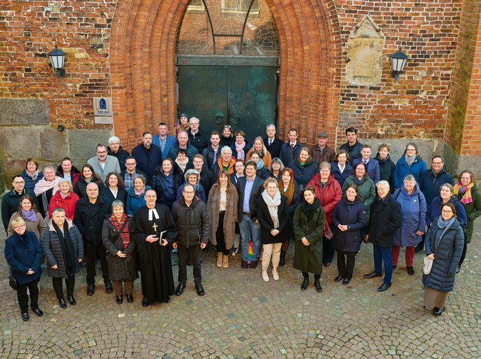 Eine große Gruppe Menschen vor der Kirche St. Marien