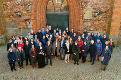 Eine große Gruppe Menschen vor der Kirche St. Marien