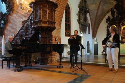 Drei Menschen musizieren