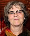 Eine Frau mit Brille und grauen, mittelangen Haaren.