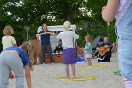 Tourismuspastorin in Aktion, Kinder von hinten