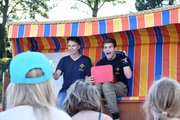 Handpuppengespräch im Strandkorb