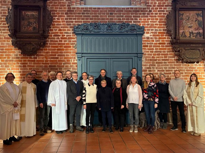 Viele Personen haben sich in der Kirche aufgereiht.