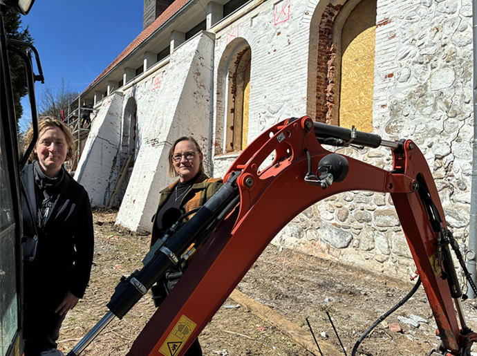 Pastorin Diana Krückmann (links) und Architektin Kerstin Solterbeck begutachten die Baustelle. 